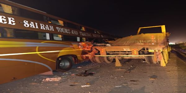 درشن کے لیے سیاحوں کو لے جارہی بس ٹریلر سے ٹکرا گئی، چار افراد جاں بحق، نو زخمی