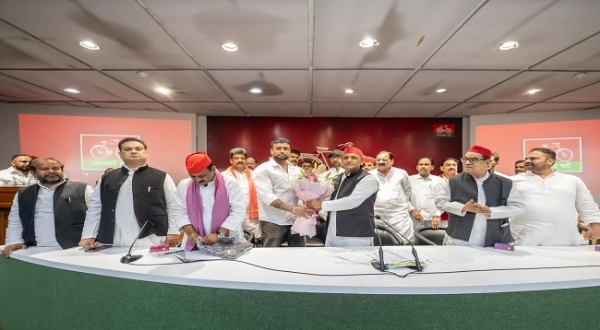 Mankirat meet Akhilesh, praised for helping Punjab flood victims