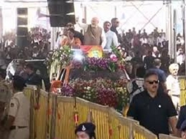پی ایم مودی دھار ضلع کے بھینسولا میں پنڈال پہنچے