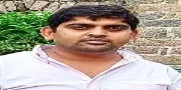 اے ایم یو پی ایچ ڈی اسکالر عاقب خورشید نے وائس چانسلر کو میمورنڈم پیش کیا