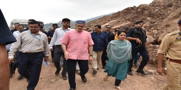 وزیر اعلیٰ عمر عبداللہ نے جموں سرینگر قومی شاہراہ کا جائزہ لیا۔
