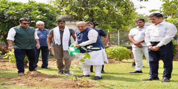 اسپیکر وجیندر گپتا نے دہلی اسمبلی کمپلیکس میں پودا لگایا