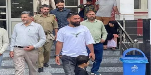 معراج ملک کا مقدمہ لڑنے والے سنئیر وکیل کا کیس سے دستبردار ہونے کا فیصلہ