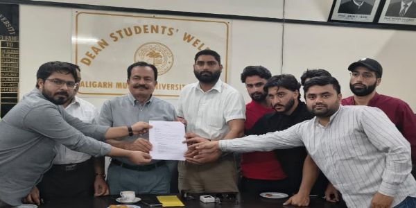 اے ایم یو طلبا نے متعدد مسائل پر ڈین اسٹوڈینٹ ویلفیئر کو پیش کی عرضداشت