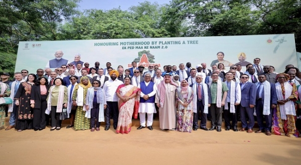 Diplomats from 72 countries in Delhi planted trees 01