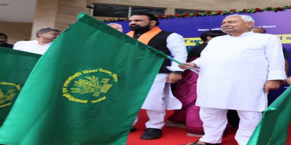 بہار کے وزیر اعلیٰ نے مختلف اسکیموں کا افتتاح کیا، سائنس نمائشی بس کو ہری جھنڈی دکھاکر روانہ کیا