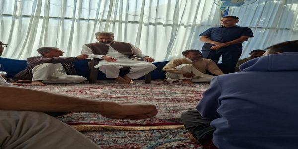 میرواعظ عمر فاروق کا تعزیتی اجلاس کے لیے سوپور کا دورہ