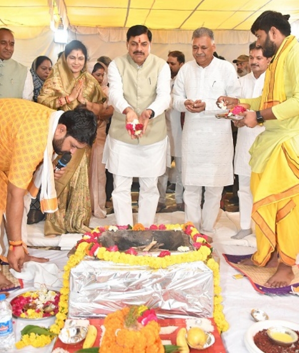 وزیر اعلیٰ نے یونیورسٹی میں آئی ٹی ریسورس سنٹر، ایگریکلچر انسٹی ٹیوٹ اور گرلز ہاسٹل کا بھومی پوجن کیا وزیر اعلیٰ نے یونیورسٹی میں آئی ٹی ریسورس سنٹر، ایگریکلچر انسٹی ٹیوٹ اور گرلز ہاسٹل کا بھومی پوجن کیا