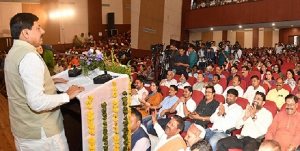 وزیر اعلیٰ ڈاکٹر موہن یادو برکت اللہ یونیورسٹی میں بھومی پوجن پروگرام سے خطاب کر رہے ہیں۔ وزیر اعلیٰ ڈاکٹر موہن یادو برکت اللہ یونیورسٹی میں بھومی پوجن پروگرام سے خطاب کر رہے ہیں۔