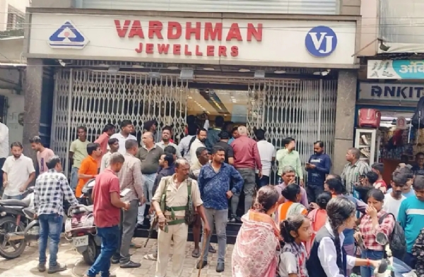 دن دہاڑے مسلح بدمعاشوں نے ایک جیولر کی دکان سے لاکھوں روپے کے زیورات اور نقدی لوٹ لی