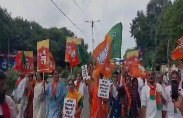 وزیر اعظم پر قابل اعتراض تبصرہ کے خلاف وومن پاور کی طرف سے بلائے گئے بہار بند سے عام زندگی درہم برہم