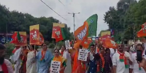 وزیر اعظم پر قابل اعتراض تبصرہ کے خلاف وومن پاور کی طرف سے بلائے گئے بہار بند سے عام زندگی درہم برہم