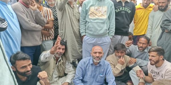 ایم ایل اے لنگیٹ اور ممبر پارلیمنٹ انجینئر رشید کے بھائی شمالی کشمیر میں دھرنے پر بیٹھے ۔