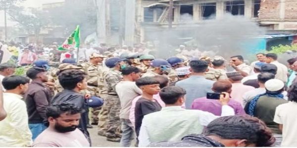 مذہبی جھنڈا اکھاڑ کر پھینکے جانے کے بعد کشیدگی، سڑک جام