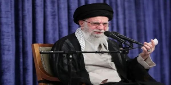 خامنہ کا ایران کو تیل کے علاوہ برآمدات پر توجہ دینے کی ہدایت