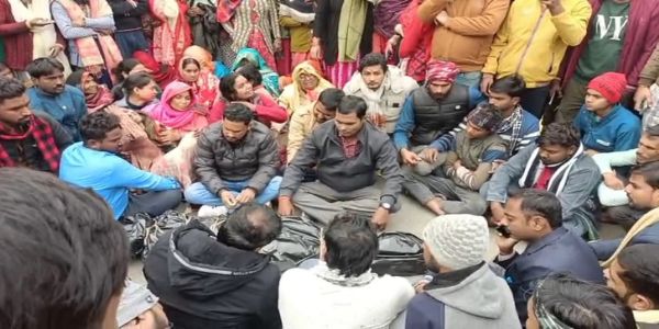 اتر پردیش کے کشی نگر میں ایک نوجوان کا قتل؛ مشتعل لواحقین نے سڑک جام کیا، بلڈوزکاروائی کا مطالبہ