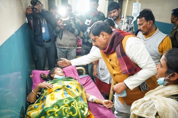 وزیر اعلیٰ اندور پہنچ کر متاثرین سے بات کرتے ہوئے فائل فوٹو