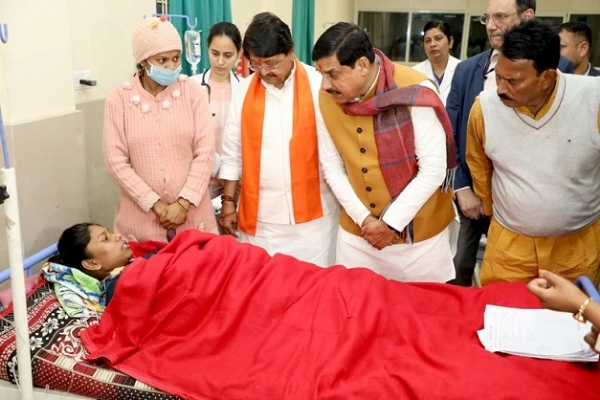 وزیر اعلیٰ اندور پہنچ کر متاثرین سے بات کرتے ہوئے فائل فوٹو