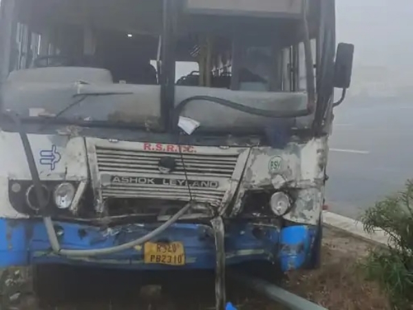 شدید دھند میں روڈ ویز کی بس اور پک اپ میں تصادم، 25 مسافر زخمی شدید دھند میں روڈ ویز کی بس اور پک اپ میں تصادم، 25 مسافر زخمی