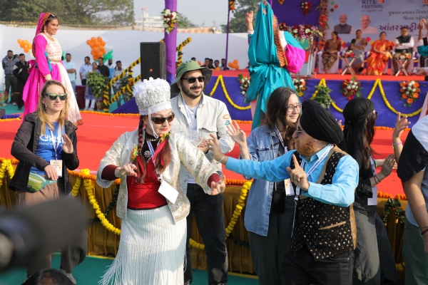 انٹرنیشنل کائٹ فیسٹیول-2026:سورت کے ریور فرنٹ پرملک و بیرون ملک سے 94 پتنگ باز بنے توجہ کا مرکز انٹرنیشنل کائٹ فیسٹیول-2026:سورت کے ریور فرنٹ پرملک و بیرون ملک سے 94 پتنگ باز بنے توجہ کا مرکز