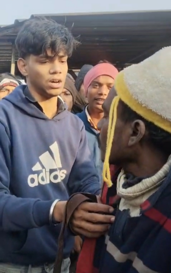 برداہا بازار میں چور سمجھ کر نوجوان کی بے رحمی سے پٹائی ، پولیس نے ہجوم سے بچایا