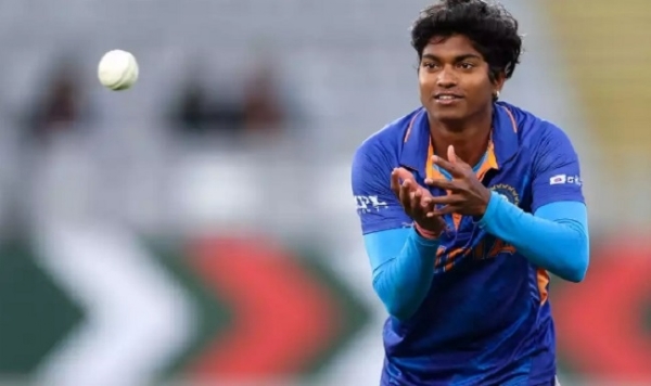 تیز گیند باز آل راونڈر پوجا وستراکر