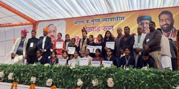 بچے ملک کا مستقبل ہیں، انہیں اچھی تعلیم دیں: سی جے آئی جسٹس سوریا کانت