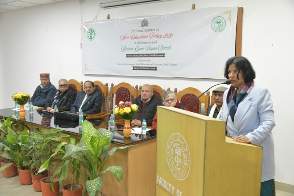 پروفیسر نعیمہ خاتون خطاب کرتے ہوئے