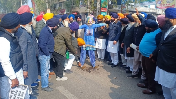 دہلی کے سابق وزیر اعلیٰ کے خلاف پنجاب میں اکالی دل کا احتجاج