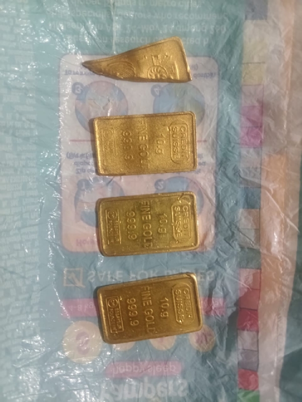 32.39 گرام سوناکے ساتھ دو اسمگلر گرفتار،جیکٹ میں چھپا کر رکھا تھا سونے کا بسکٹ 32.39 گرام سوناکے ساتھ دو اسمگلر گرفتار،جیکٹ میں چھپا کر رکھا تھا سونے کا بسکٹ