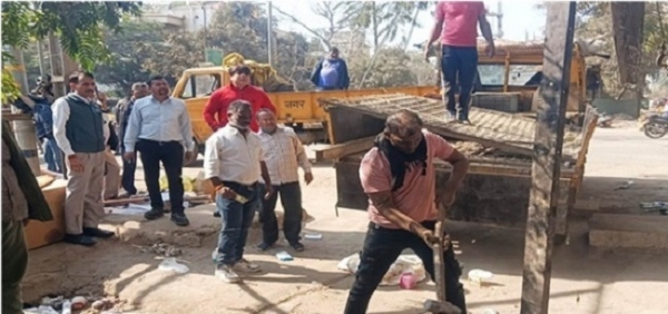 میٹرو ریل کارپوریشن کے ساتھ کارپوریشن نے ناجائز تجاوزات ہٹائے