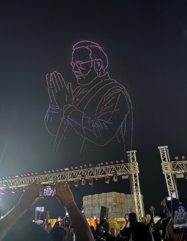 ڈرون شو میں ابھری وزیر اعظم نریندر مودی کی شبیہ۔