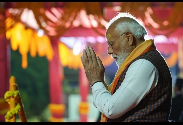 سومناتھ مندر میں پوجا کرتے ہوئے وزیر اعظم نریندر مودی