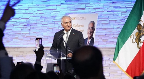 ایران کے جلاوطن شہزادہ پہلوی کی مظاہرین سے سڑکوں پر جمے رہنے کی اپیل ، کہا ۔ میں جلد واپس آؤں گا