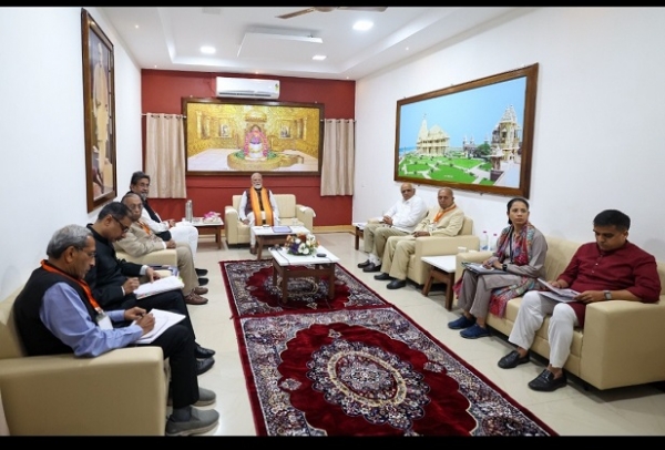 شری سومناتھ ٹرسٹ کے ممبران کے ساتھ میٹنگ کرتے ہوئے وزیر اعظم مودی