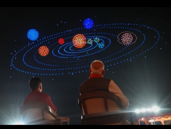 سومناتھ مندر میں ڈرون شو کا لطف لیتے ہوئے وزیر اعظم مودی