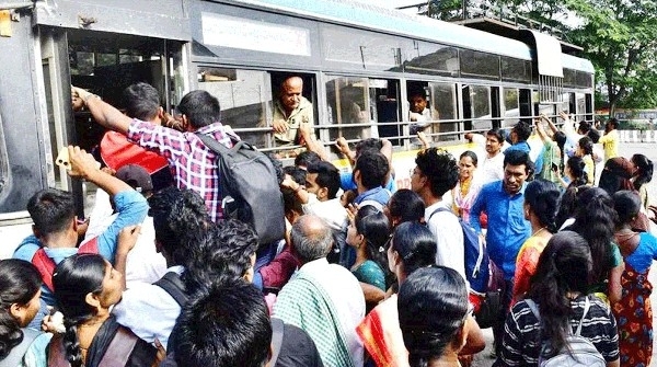 سنکرانتی پر گھروں کو جانے والوں کا بس اسٹانڈ اور ریلوے اسٹیشنوں پر ہجوم