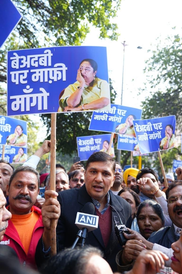 آپ نے گرووں کی توہین کے خلاف بی جے پی ہیڈکوارٹر پر زبردست احتجاج کیا، کئی رہنما حراست میں آپ نے گرووں کی توہین کے خلاف بی جے پی ہیڈکوارٹر پر زبردست احتجاج کیا، کئی رہنما حراست میں