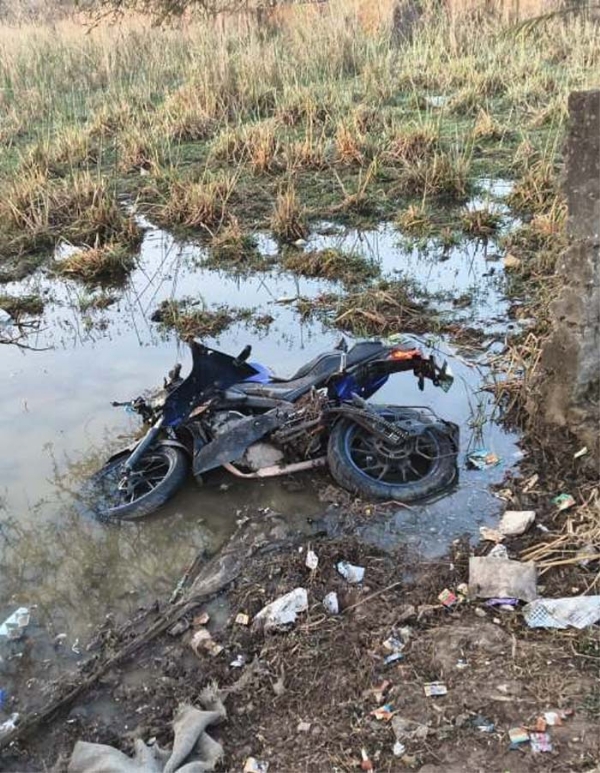 تیز رفتار موٹرسائیکل پان کے ٹھیلے سے ٹکرا کر نالے میں گری، نابالغ کی موت