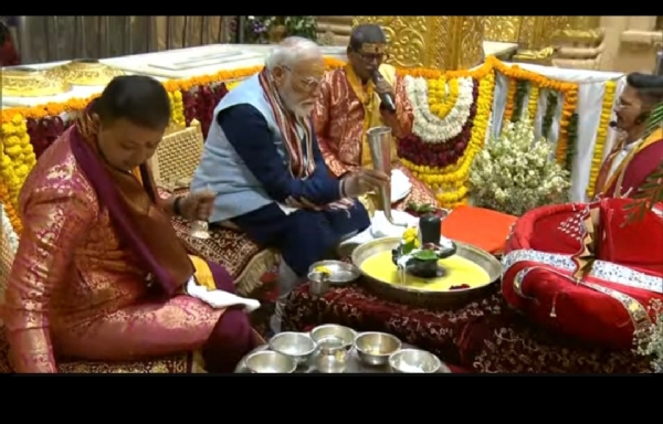 وزیر اعظم مودی نے پہلے جیوترلنگ سومناتھ مندر میں رودرابھیشیک کیا اور عوامی بہبود کے لیے پرارتھنا کی