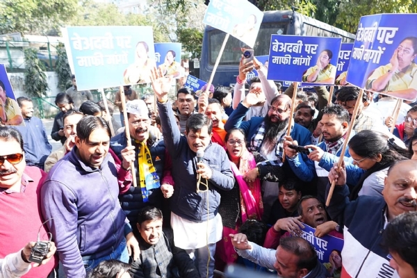 بی جے پی کے دفتر کے باہر احتجاج کرنے والے اے اے پی لیڈروں کو حراست میں لیا گیا