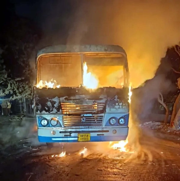 گروگرام: روڈ ویز کی بس میں لگی آگ ، مسافر بال بال بچے