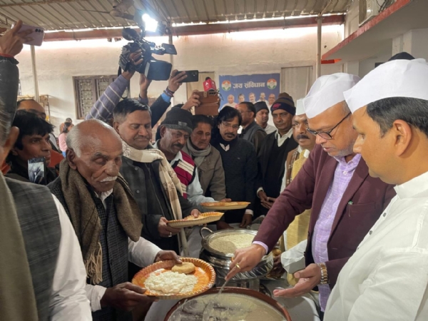 صداقت آشرم میں کانگریس پارٹی کے دہی چوڑا بھوج میں شامل ہوئے ریاستی صدر راجیش رام