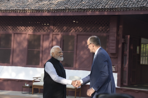 وزیر اعظم مودی اور جرمن چانسلر نے گاندھی آشرم کا دورہ کیا اور مہاتما گاندھی کو خراج عقیدت پیش کیا