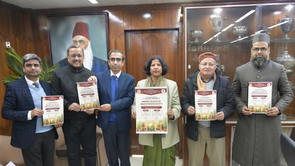 وائس چانسلر بروشر ریلیز کرتے ہوئے وائس چانسلر بروشر ریلیز کرتے ہوئے