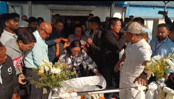 پرشانت تمانگ کی جسدخاکی باگڈوگرا ہوائی اڈے پر پہنچی، آخری رسومات کے لیے بھیڑ جمع