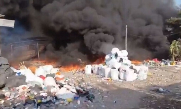 پلاسٹک ری سائیکلنگ یونٹ میں اچانک آگ بھڑک اٹھی پلاسٹک ری سائیکلنگ یونٹ میں اچانک آگ بھڑک اٹھی