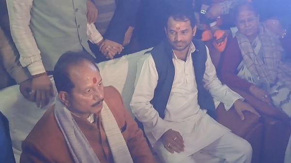 تیج پرتاپ یادو وجے سنہا کے گھر چوڑا دہی کھانے پہنچے