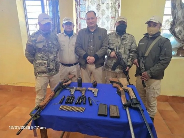 منی پور میں برآمد شدہ ہتھیار اور گولہ بارود کی تصویر۔