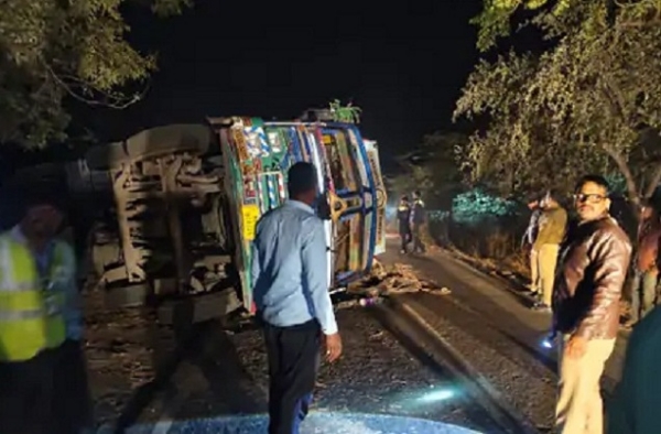 ٹائلس سے بھرا ٹرک  لوڈنگ گاڑی پر پلٹا، تین لوگوں کی موت
